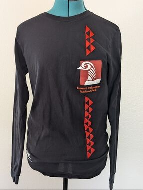 Hawai‘i Volcanoes National Park Black Long-Sleeve Graphic Shirt - Small